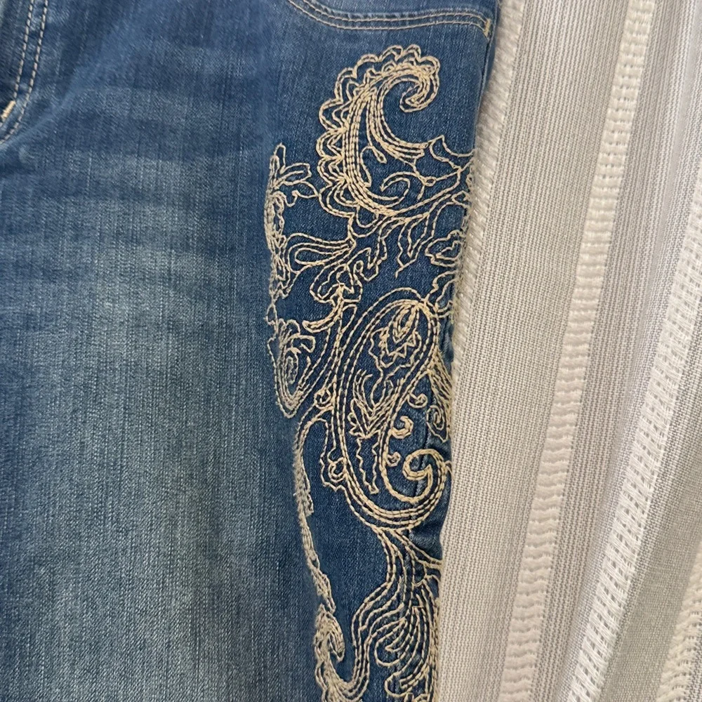 Chico’s Embroidered Platinum Jeans Light Wash US size 6R / Chicos size‎ 0.5R